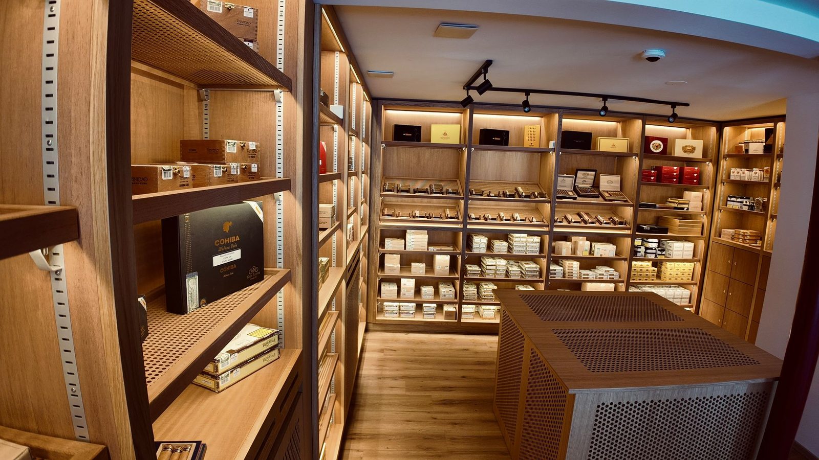 Retail, Lounges & Hospitality